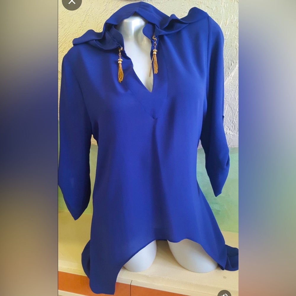 NWOT. Tunic top. Size L. Color: Electric Blue